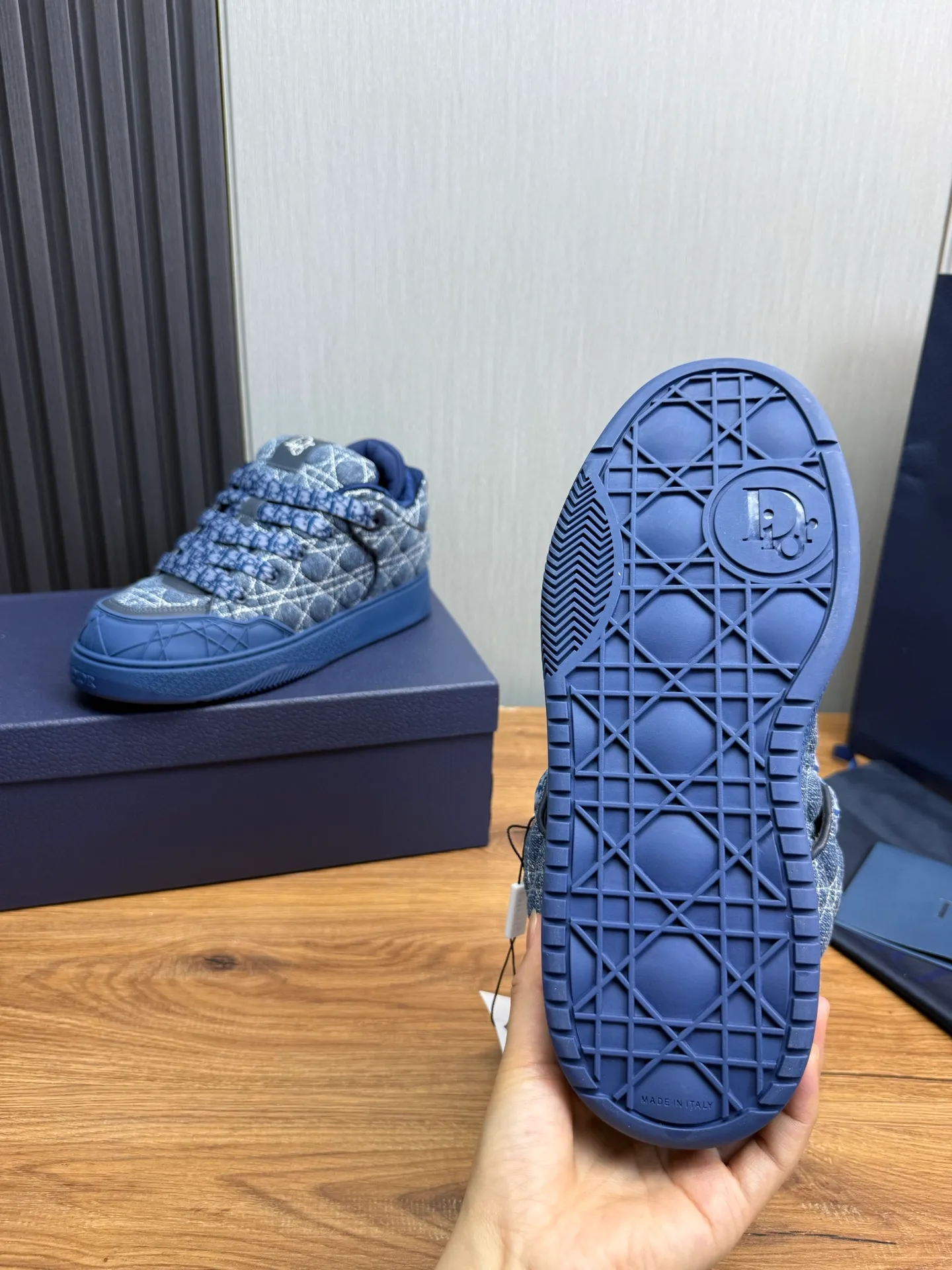 Men's shoes 💰800💰 Dior sneakers enrich the classic series with fashionable retro style. Carefully crafted, they can be paired with casual looks all year round. Dad Shoes style shoes that follow the trend of the retro market ▪️ Fabric: Original custom embroidered cowhide ▪️ Lining: Imported breathable mesh ▪️ Sole: Original molded non-slip outsole ▪️ Size: 38-45 (45 is custom-made and cannot be returned)